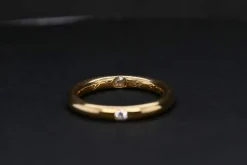 Solitaire rond en or serti d'un diamant taille brillant