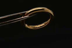 Solitaire rond en or serti d'un diamant taille brillant