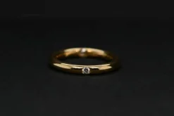 Solitaire rond en or serti d'un diamant taille brillant