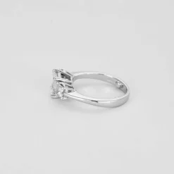 Solitaire trilogie or blanc, diamant princesse 1,50 carat.