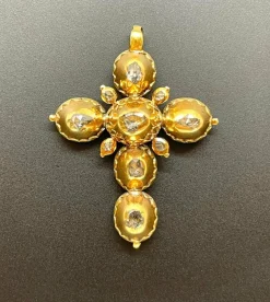 Sublime croix antique en or et diamants taillés en rose de table