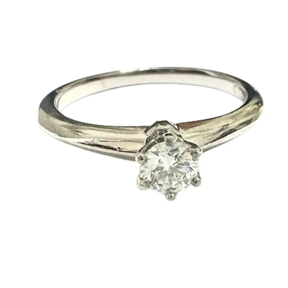 TIFFANY and Co - Bague Solitaire Platine Sertie de Diamants et Alliance Platine