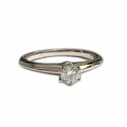 TIFFANY and Co - Bague Solitaire Platine Sertie de Diamants et Alliance Platine