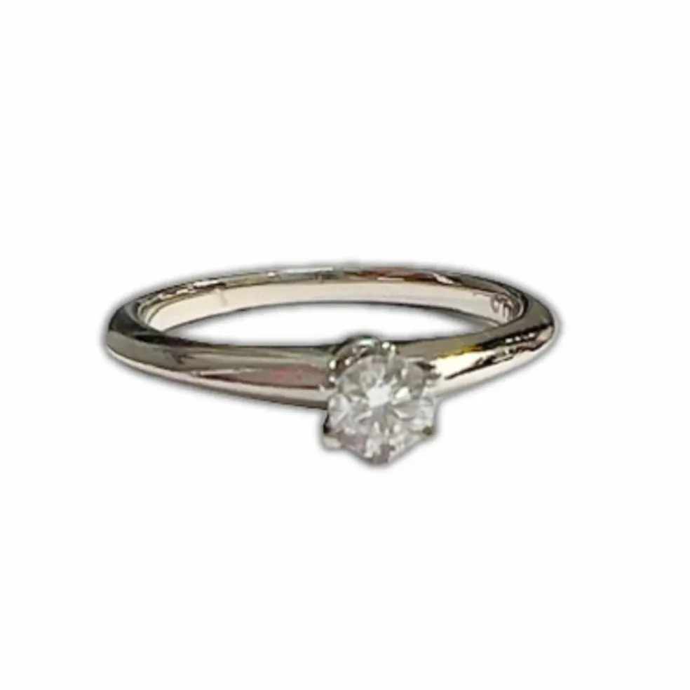 TIFFANY and Co - Bague Solitaire Platine Sertie de Diamants et Alliance Platine