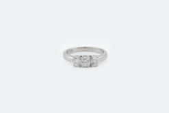 Trilogie en or blanc et diamants