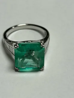 Très belle bague ornée d'une émeraude de Colombie de 7.92 carats