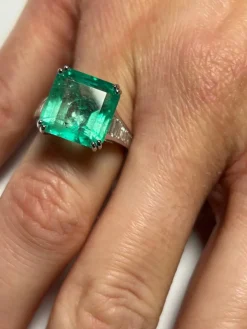 Très belle bague ornée d'une émeraude de Colombie de 7.92 carats