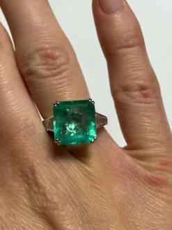 Très belle bague ornée d'une émeraude de Colombie de 7.92 carats