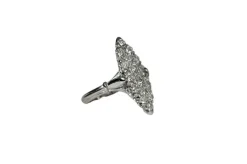 Une bague en or blanc et diamant du milieu du siècle