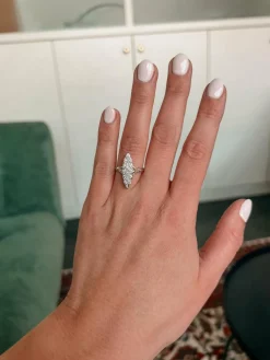 Une bague en or blanc et diamant du milieu du siècle