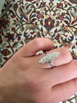 Une bague en or blanc et diamant du milieu du siècle