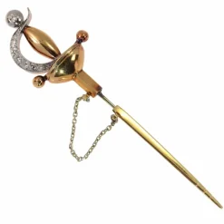 Une broche épée vintage ornée de diamants