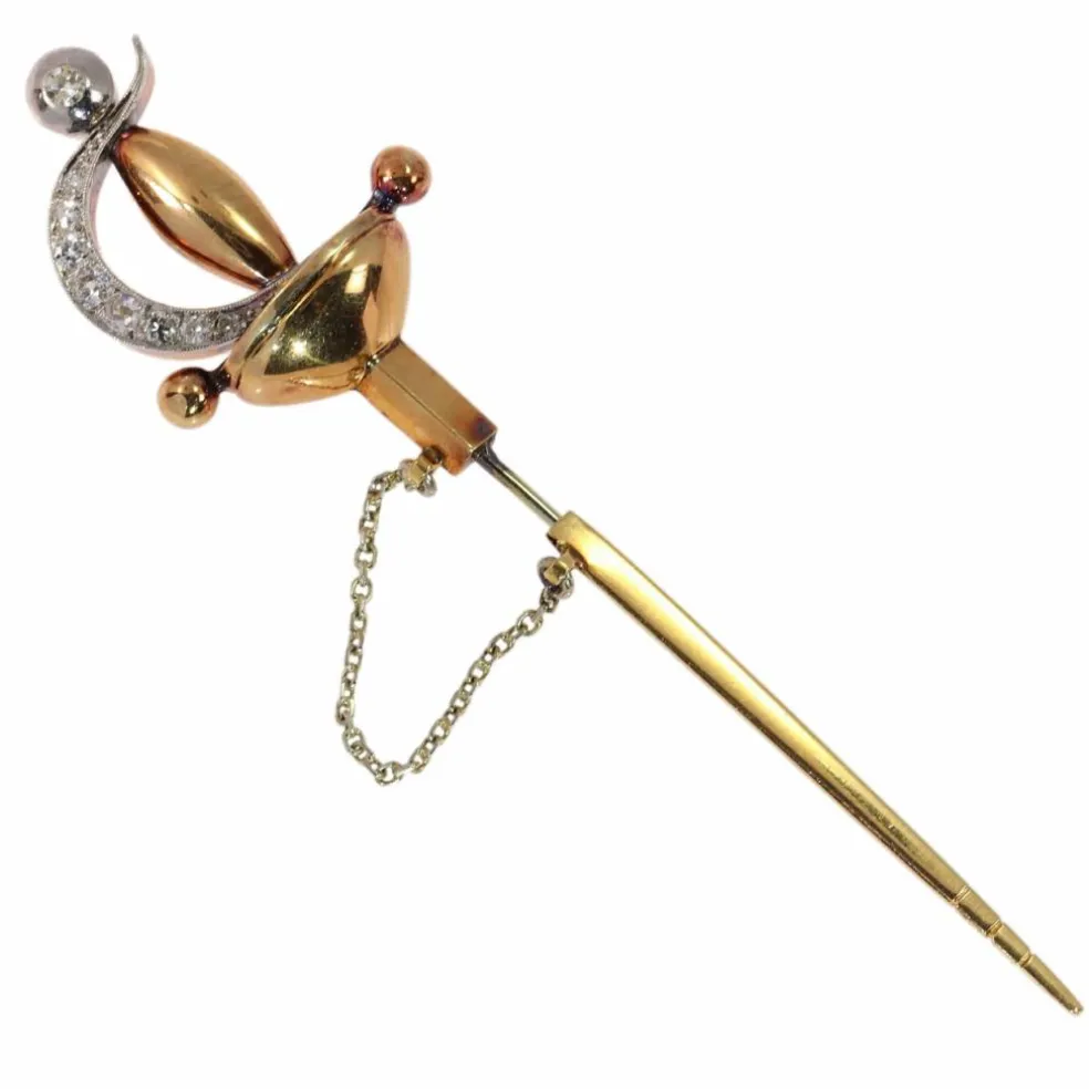 Une broche épée vintage ornée de diamants