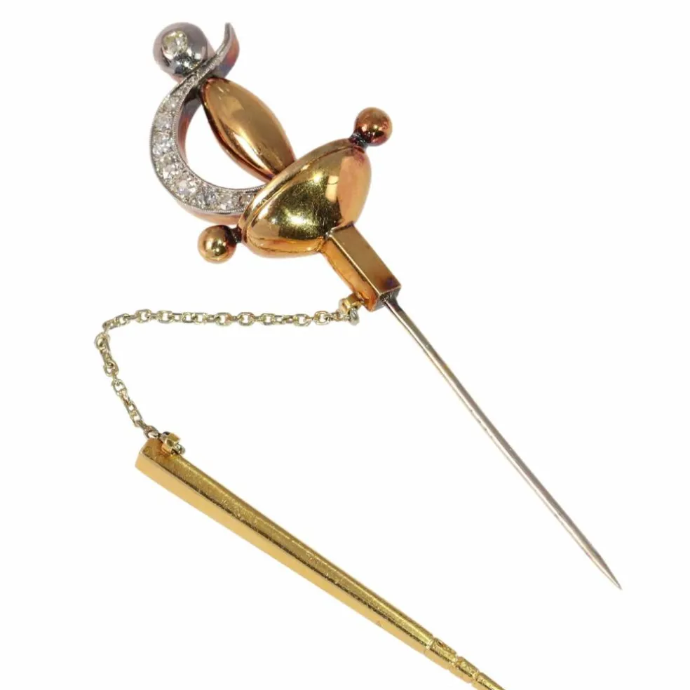 Une broche épée vintage ornée de diamants