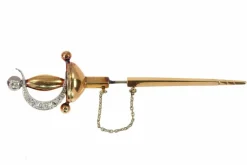 Une broche épée vintage ornée de diamants