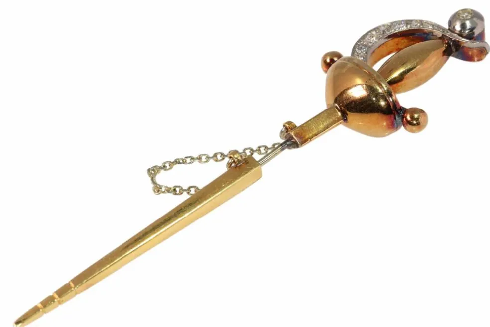 Une broche épée vintage ornée de diamants