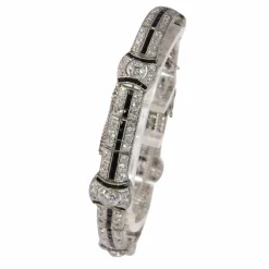 Une déclaration éblouissante d'Art Déco : Bracelet en platine avec diamants et onyx