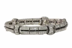 Une déclaration éblouissante d'Art Déco : Bracelet en platine avec diamants et onyx