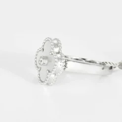 VAN CLEEF & ARPELS - Alhambra - Bague or blanc, nacre et diamant