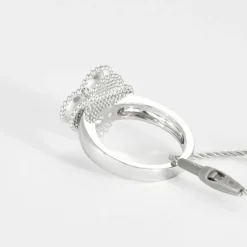 VAN CLEEF & ARPELS - Alhambra - Bague or blanc, nacre et diamant