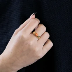 VAN CLEEF & ARPELS - Bague jonc Or jaune et Corail