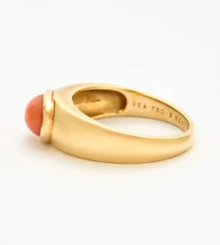 VAN CLEEF & ARPELS - Bague jonc Or jaune et Corail
