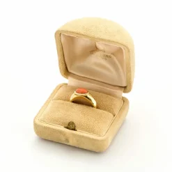 VAN CLEEF & ARPELS - Bague jonc Or jaune et Corail