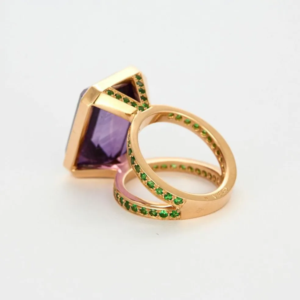 VERRIER PARIS - Collection Very. Importante Bague de cocktail en or rose et améthyste et tsavorites